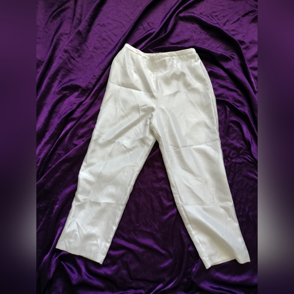 Tres Chic White slacks